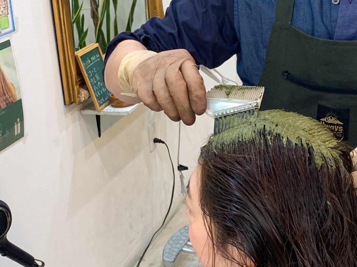 天然ヘナを丁寧に塗布している様子